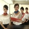エロ動画情報 俺の宝箱 | 【俺の宝箱】<赤い体操服、赤いスニーカー、赤いブルマに身を包んだ黒髪ツインテールのロリータが、床を掃除しているシーンです。床を磨きながら前かがみになると、彼女のお尻が強調され、観察者を誘惑する。突然、彼女の小さな膣に太いディルドが挿入され、彼女は快感に喘ぐ。