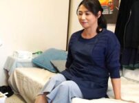 エロ動画情報 俺の宝箱 | 【俺の宝箱】若い男性から絵のモデルになってほしいと頼まれ、巧みに服を脱がされ裸にされるぽっちゃり体型のハンサム熟女。