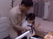 エロ動画情報 俺の宝箱 | 【俺の宝箱】パパのナイショの秘密』 母親が仕事に出かけている間、彼らは毎日のように小中学生の娘たちをレイプし、「誰かに言ったら痛い目にあうぞ」と脅している！